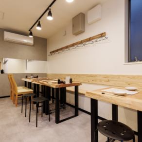 気の置けない友人や同僚、ご家族などと、美味しい料理を囲んで会話を楽しめるテーブル席です。ゆったりと過ごせる空間で、日々の疲れを癒しながら楽しい時間をお過ごしいただけます。