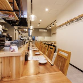 当店のテーブル席は、女子会にもおすすめです！美味しい料理とお酒を囲んで、楽しいおしゃべりに花を咲かせてください♪ゆったりとくつろげる空間で、特別な時間をお過ごしいただけます。