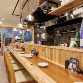 炭火で丁寧に焼き上げる焼鳥や餃子の調理風景を目の前で楽しめる、オープンキッチンのカウンター席をご用意しています。お料理の香ばしい香りと音を五感で感じながら、お料理を待つ時間もお楽しみいただけます♪