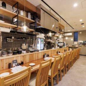 ふらっと立ち寄るお一人様も大歓迎です！気兼ねなくお食事を楽しみたい時や、落ち着いてお酒を飲みたい時にぴったりなカウンター席をご用意しております。温かい雰囲気の中、美味しい料理とお酒をゆっくりとお楽しみください。