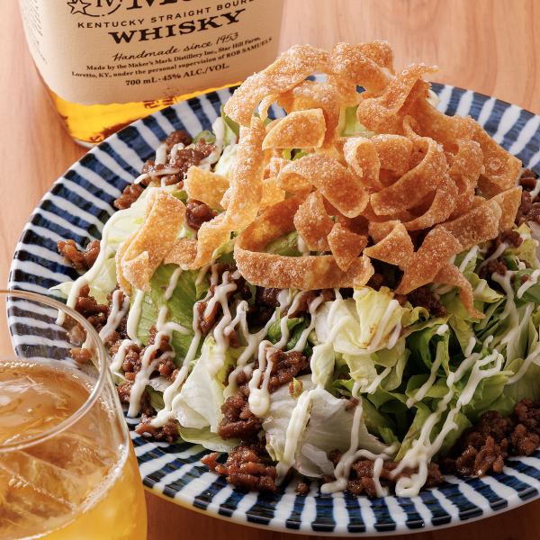 【隠れ名物!】女性にも大人気★パリパリそぼろサラダ 600円(税込)