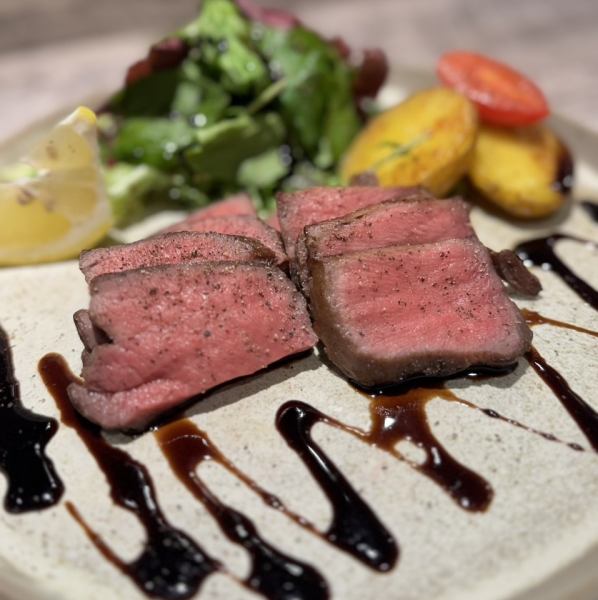隅々までこだわったメニューの数々。食材の組み合わせや調理法にこだわって美味しさを追及してます。カトラリーまで厳選しておりますので思わず写真に収めたくなるはず。単なる”お食事の場”ではなく、”素晴らしいお酒とのマリアージュ”をご提供します。