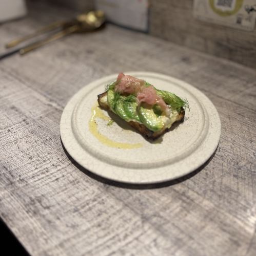 アボカドとクリームチーズのブルスケッタ