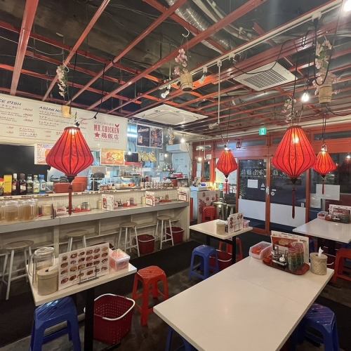 赤と白を基調とした店内
