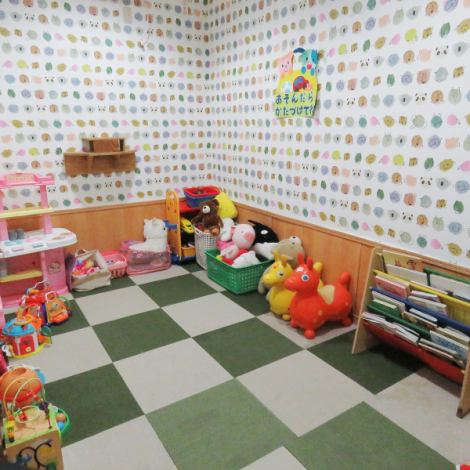 【お子様が遊べるキッズルーム完備♪】小さなお子様連れの家族利用やママ会などにお気軽にご利用いただけるよう、当店はキッズスペースを完備しております♪お子様も一緒にゆっくりとお寛ぎしながらお楽しみいただけますのでご家族にもおすすめです◎