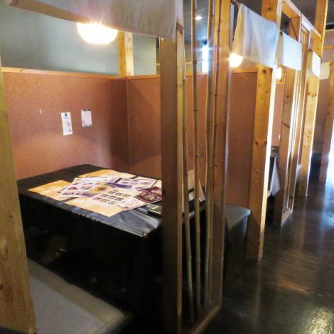 《ゆったりとお過ごしいただけるお座敷席完備◎》ゆっくりとお寛ぎいただけるお座敷席を40席ご用意しております。最大12名様までご利用可能のお座敷席もございますので、親戚でのお集まりやご友人とのお食事などにもご利用可能です◎お座敷席のご予約も承っておりますので、ぜひご予約ください。