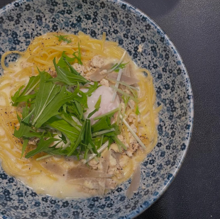 鶏そぼろとごぼうの豆乳クリーム 温泉卵を添えて