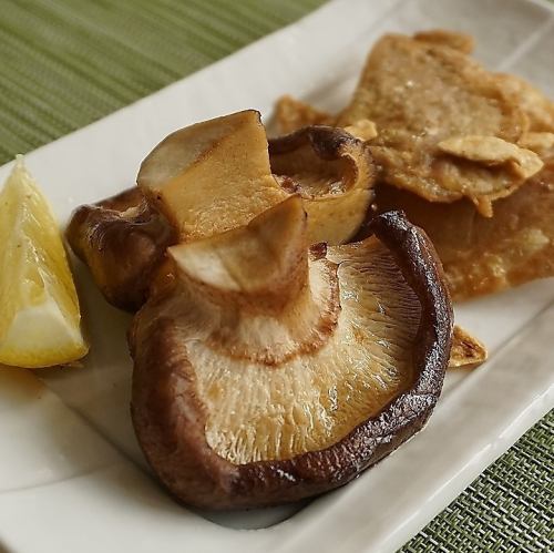 とり皮パリパリと椎茸のグリル