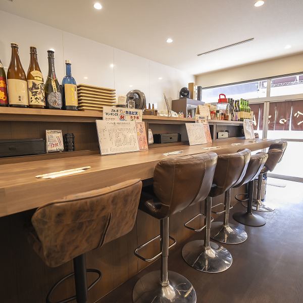 深みのある木のカウンター席が魅力です。目の前には厳選された日本酒がズラリと並び、スタッフが丁寧におすすめを紹介。カウンター席では、料理の仕込みやお酒の注ぎ方を間近で楽しむことができ、臨場感あふれるひとときを体験できます。心地よい会話を楽しみながら、豊かな日本酒の世界に浸る贅沢な時間をお過ごしください