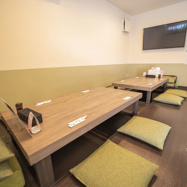 当店の座敷は、掘り炬燵で、足もラクラク♪結合可能なスペースを完備しており、家族やグループでの利用に最適です。お子様連れでも安心してお楽しみいただける広々とした空間が特徴。靴を脱いでリラックスできるため、小さなお子様も快適に過ごせます。