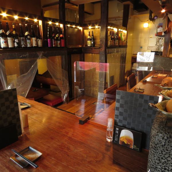 【席の間にパーテーションあり。感染症対策も万全です】【茅ヶ崎　プクプク本店】落ち着いた雰囲気が人気のお席でほっこり♪会社宴会、仲間内宴会等様々なシーンにご利用可能な隠れ家空間です！靴を脱いで寛げるので、お子様連れも安心☆歓迎!!デートや女子会には、お早目の予約をおすすめします!!（茅ケ崎/居酒屋）