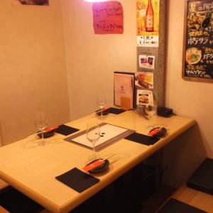 [1st floor] It will be a digging goat seat available for 4 people.[Kyoto City Hall / Karasuma Oike / Kawaramachi / Sanjo / Yakiniku / Meat / Hormone / Motsunabe / Nabe / Dating / Anniversary / Fashionable / Banquet / All you can drink]