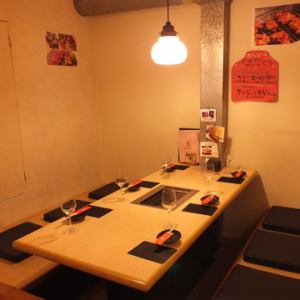 [1st floor] It will be a digging goat seat available for 6 people.[Kyoto City Hall / Karasuma Oike / Kawaramachi / Sanjo / Yakiniku / Meat / Hormone / Motsunabe / Nabe / Dating / Anniversary / Fashionable / Banquet / All you can drink]