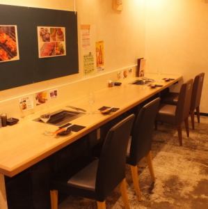 [1st floor] Can be used by one person.A spacious counter that can seat up to 3 people at a time.[Kyoto City Hall / Karasuma Oike / Kawaramachi / Sanjo / Yakiniku / Meat / Hormone / Motsunabe / Nabe / Dating / Anniversary / Fashionable / Banquet / All you can drink]