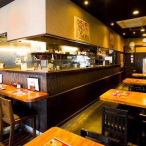 1名様~4名様まで利用できるカウンターは臨場感あふれる空間です。目の前の鉄板の音と料理人の料理風景はさながらはショーのよう。美味しい料理と美味しいお酒、楽しい空間に華を添えてくれるます。大人の上質空間を演出してくれます。大切な人との時間をお愉しみ下さい。
