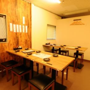 ≪2Fテーブル≫2階のお席です。6名席×2卓ご利用シーンに合わせて、少人数からご利用いただけます。小規模宴会にも最適です。