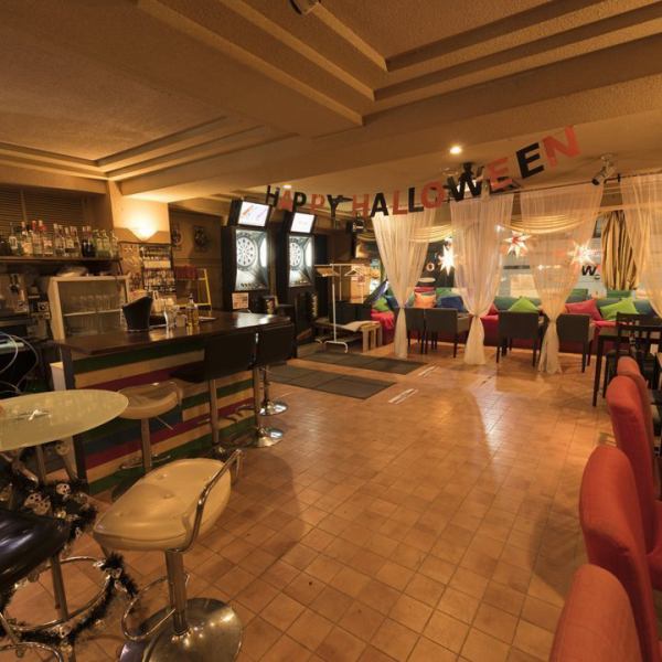 解放感溢れる店内は、ソファ席でお友達、会社の同僚の方と楽しむのにも最適、またカウンターで一人で飲む常連さんも多数♪ダーツ、カラオケなど各種設備も完備！熟練シェフによる絶品イタリアン＆和食料理と、種類豊富なドリンクをご用意♪ぜひ日常の疲れを癒して下さい◎