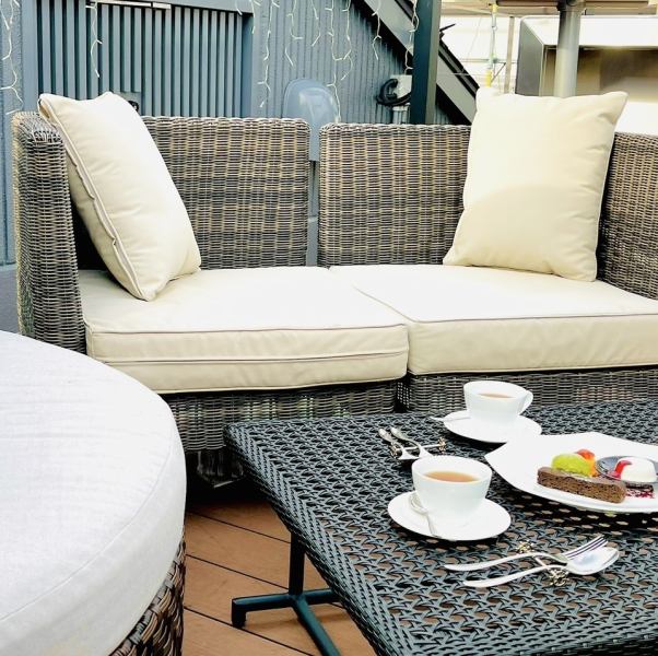 見晴らしの良い開放的なテラス席では、美しい鴨川を眺めながら当店自慢の絶品料理をお楽しみいただけます。爽やかな風を感じながら美味しい料理を味わう時間は格別♪昼間は爽やかに、夜は幻想的な雰囲気に包まれ、四季折々の景色を五感で堪能できます。デートや記念日にもおすすめです。