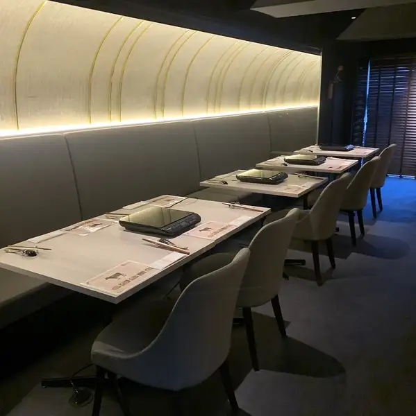 店内はまるで船の中にいるような、スタイリッシュで非日常的な空間です。やわらかな照明の光が心地よく、テーブル席でゆっくりと和牛を味わう時間は、まるで優雅な船旅のよう♪大切な人との素敵な思い出作りにぴったりです。