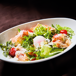 生ハムと半熟玉子のシーザーサラダ