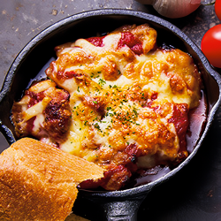 炭焼きチキンのHOTトマトアヒージョ