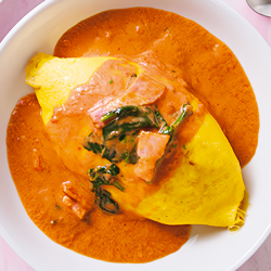 ベーコンとほうれん草のトマトクリームオムライス/モッツァレラのミートクリームオムライス　各