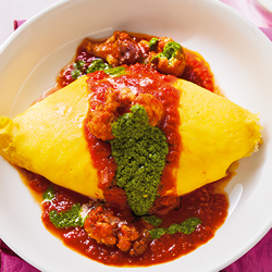 カリフラワーとバジルのトマトソースオムライス