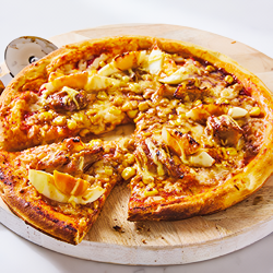 炭焼きチキンとコーンと玉子の照りマヨピザ/たらこピザ/ゴルゴンゾーラピザ（はちみつ添え）　各