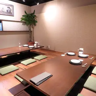 落ち着いた雰囲気の中で、お食事を楽しむことができます。お仕事帰りのお食事や、友人とのサク飲み、ビジネス接待など、さまざまなシーンで心地よい時間がお過ごしいただけます。