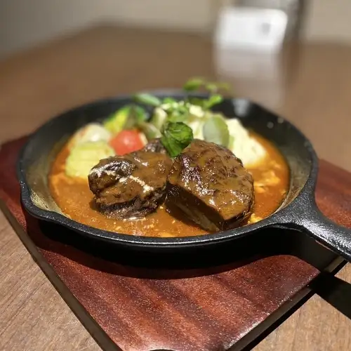 じっくり煮込んだ牛ほほ肉の赤ワイン煮