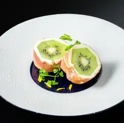 本日のフルーツと生ハムクリームチーズ