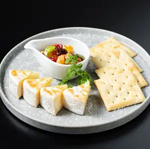 Baked Camembert cheese with crackers and honey-dried fruit.