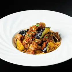 馬すじと茄子のラグーソースパスタ