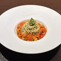 夏野菜トマトソースの冷製ジェノベーゼパスタ