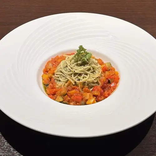 夏野菜トマトソースの冷製ジェノベーゼパスタ