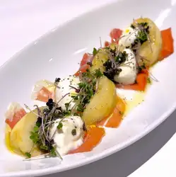 桃と生ハムのモッツァレラ　レモンオイル仕立て