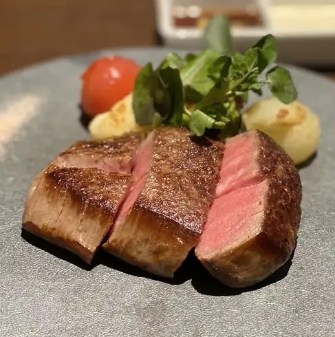 餐厅宁静轻松的氛围使其成为约会或庆祝特殊场合的理想场所。