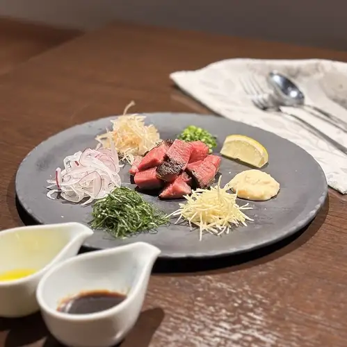 日式牛排佐檸檬味赤牛裡肌韃靼