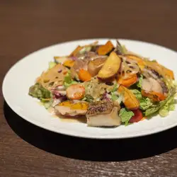 グリルチキンと秋野菜のヘルシー豆乳ドレッシングサラダ