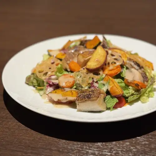 烤雞肉和秋季蔬菜沙拉配健康豆奶醬汁