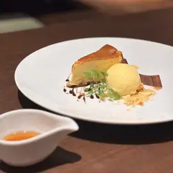 林檎とさつまいものチーズケーキ　お芋のアイス添え