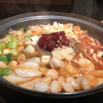 The talk of the town! Busan-originated seafood hotpot Nakgeopsae course 3,480 yen + 1,480 yen all-you-can-drink option available