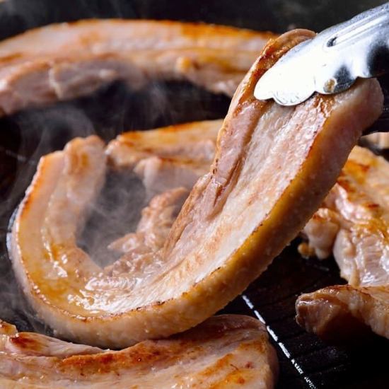 使用三元豬肉製作的平田農場五花肉，厚度1cm，不易收縮◎