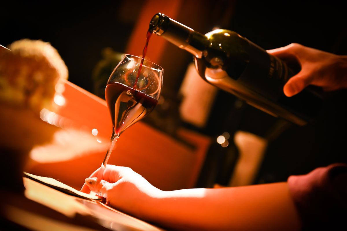 您可以享用豐富的葡萄酒、清酒和創意菜餚。