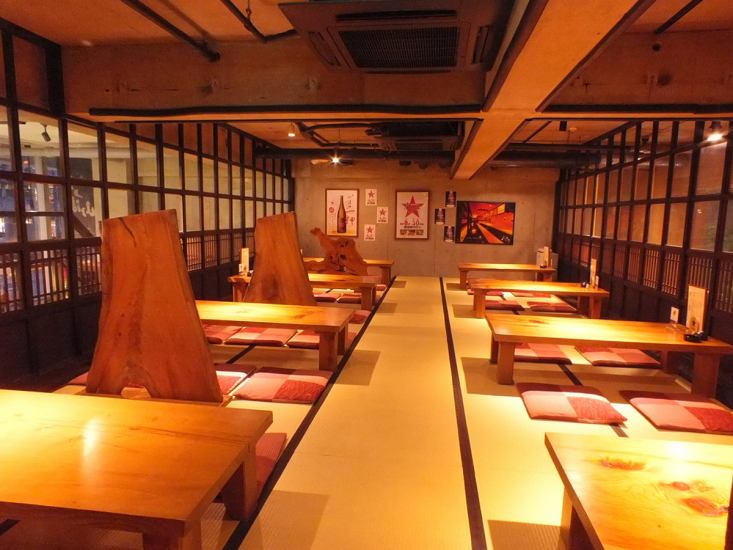 レトロな階段を上がると、40名様迄宴会可能なお座敷が広がる…。