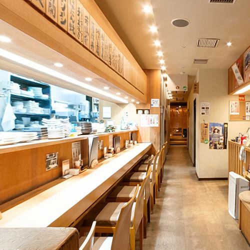 <p>料理人の手さばきを目の前に。贅沢なカウンター席。</p>