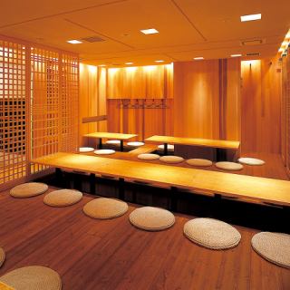 木の温もりを感じられる、落ち着いた雰囲気の小上がり掘りごたつ席は、最大34名様までご利用いただけます。ご宴席でご利用の際は、人数に応じて格子戸で仕切ることが可能です。ご宴会予約はお早めにご相談ください。