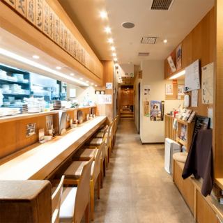 料理長や板前との距離が近いので会話を愉しむこともできます。地元の方はもちろん、出張などでのおひとり様にもとても人気のある席です。