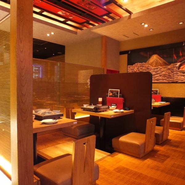 2名様テーブルや4名様テーブルなど少人数でのご利用も可能です！デートや女子会などのプライベートシーンにも人気ですので、お気軽にお越しください！お食事から宴会まで素敵なお時間をお過ごしください♪