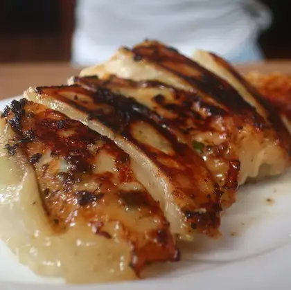 鲜嫩多汁、精心挑选的肉馅！极致金黄的饺子，让你忍不住一个接一个！